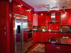 Kırmızı mutfak dolabı